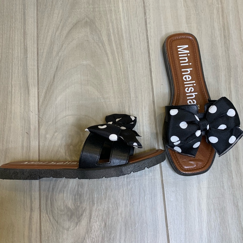 Mini Helisha Flip flips Black w/ Polka Dot Bows 8